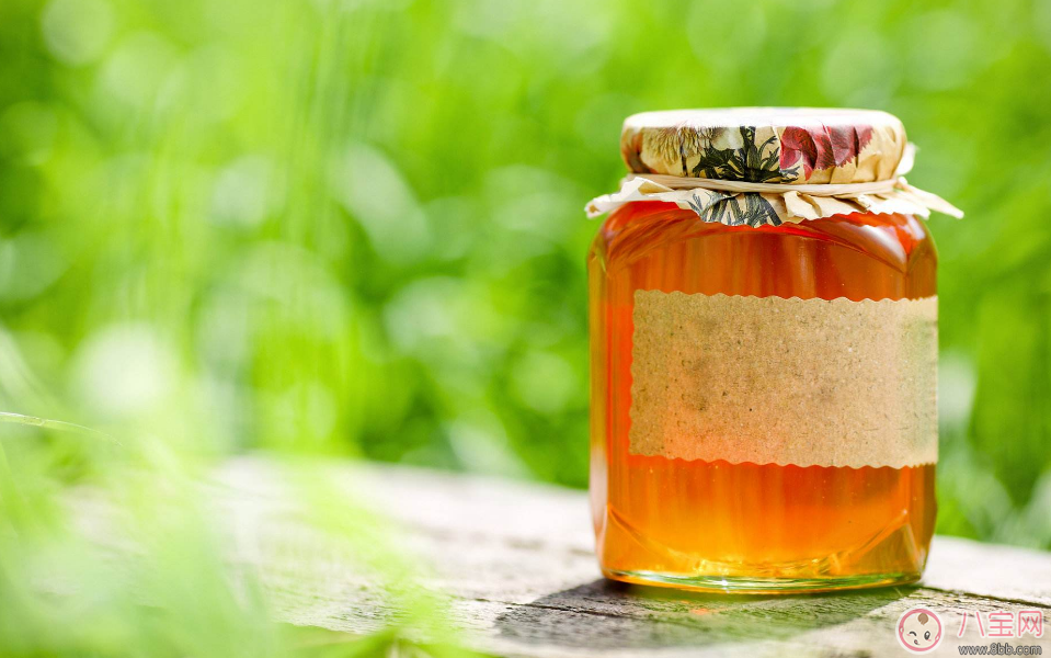 孩子不到一周歲別給他喝蜂蜜 別因?yàn)槔戏椒ň椭潞⒆咏】涤诓活? alt=