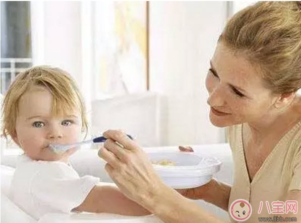 寶寶吃飯含在嘴里不咽是怎么回事 寶寶喜歡含飯不吞飯?jiān)趺崔k