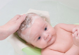 寶寶洗澡愛哭鬧的三個(gè)原因