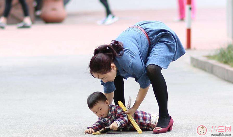 摔倒的孩子扶不扶 這么做比你馬上抱起來有效得多