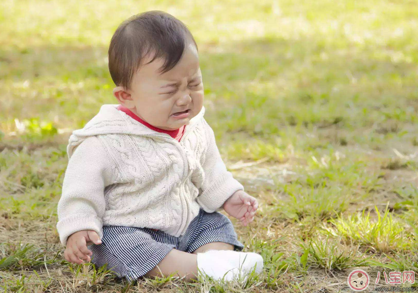 摔倒的孩子扶不扶 這么做比你馬上抱起來有效得多