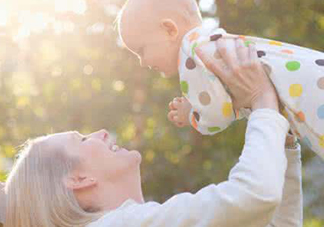 育兒中的兩個(gè)錯(cuò)誤 曬太陽補(bǔ)鈣喝果汁補(bǔ)充維生素