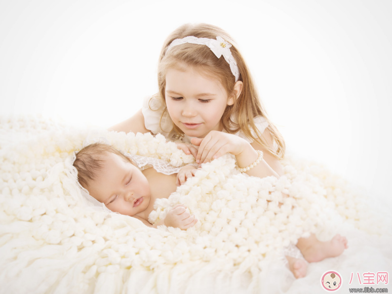 孩子睡覺(jué)千萬(wàn)不要跟著老人睡 孩子睡覺(jué)這么做才是最好