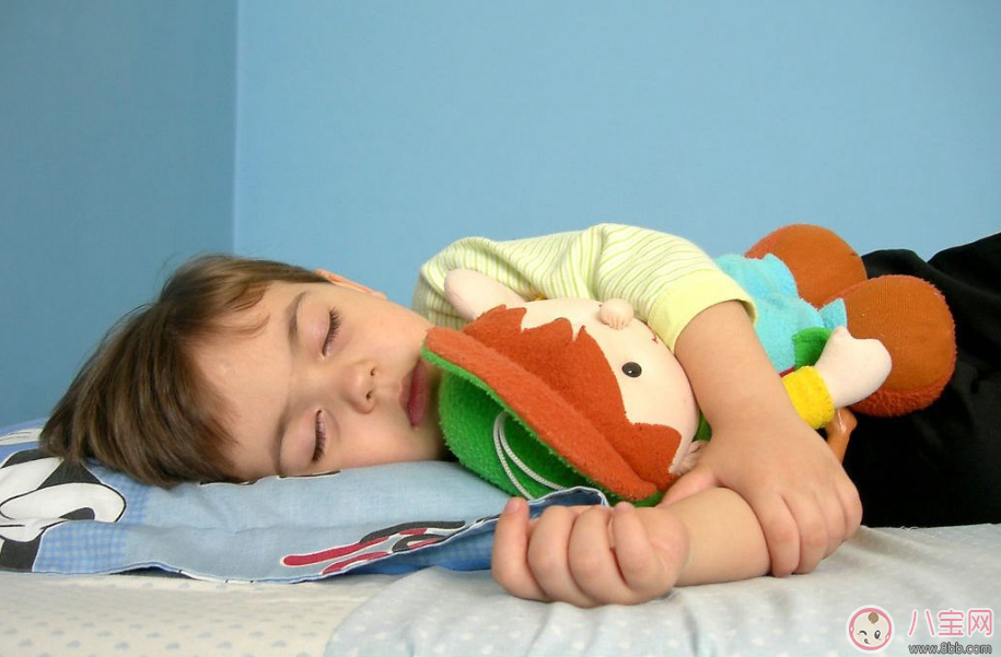 孩子睡覺(jué)千萬(wàn)不要跟著老人睡 孩子睡覺(jué)這么做才是最好