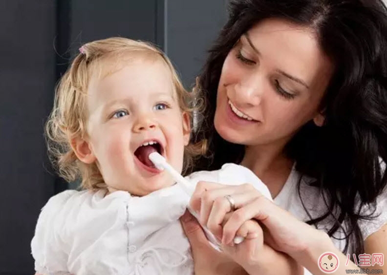如何讓寶寶愛上刷牙 家長(zhǎng)幫孩子刷牙正確的姿勢(shì)