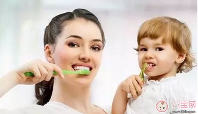 如何讓寶寶愛上刷牙 家長(zhǎng)幫孩子刷牙正確的姿勢(shì)