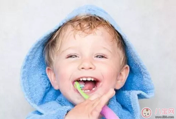 如何讓寶寶愛上刷牙 家長(zhǎng)幫孩子刷牙正確的姿勢(shì)