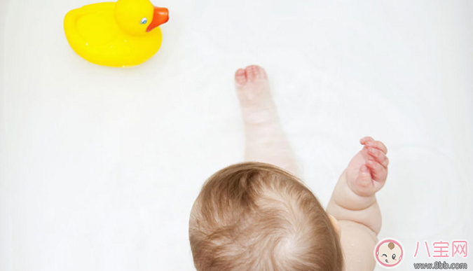 給寶寶洗澡有什么講究 這五個(gè)錯(cuò)誤要避免