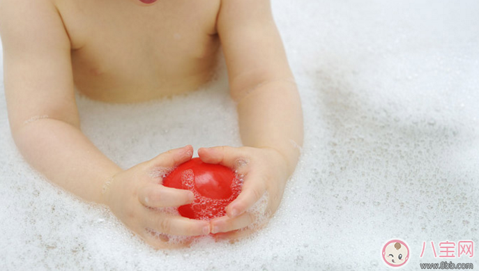 給寶寶洗澡有什么講究 這五個(gè)錯(cuò)誤要避免