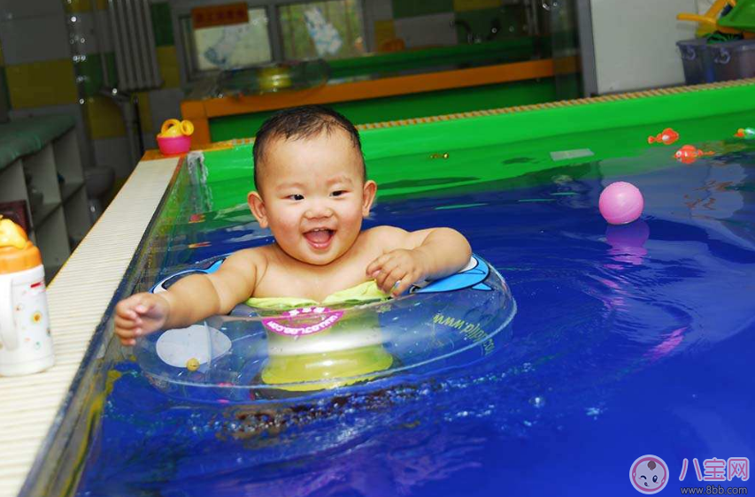 給寶寶洗澡耳朵進水這么處理干得快 孩子耳朵進水快速排出方法