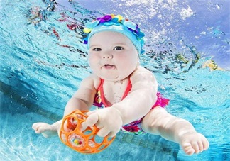 給寶寶洗澡耳朵進水這么處理干得快 孩子耳朵進水快速排出方法