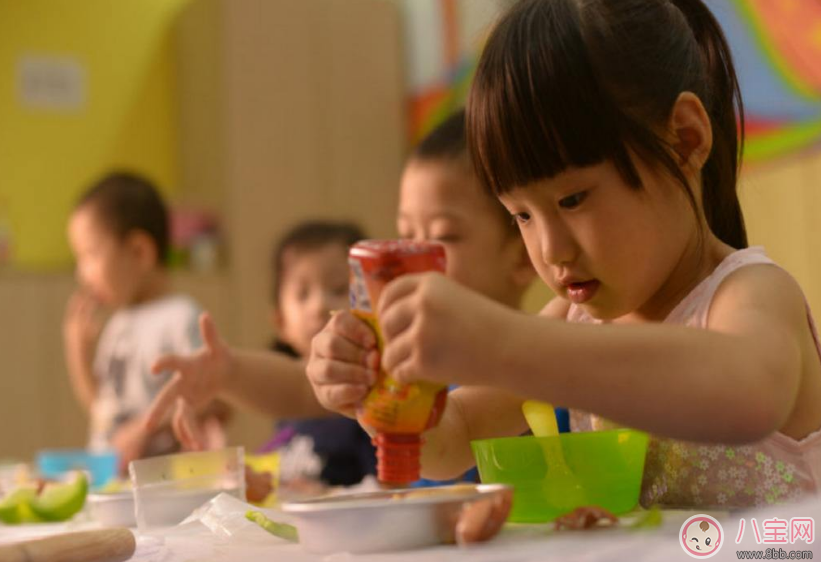 孩子不能自理問題大 別處處包辦才能讓他成長(zhǎng)