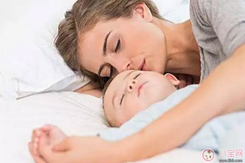 寶寶睡小床還是睡大床 寶寶睡小床的好處有哪些 寶寶睡小床還是睡大床 寶寶睡小床的好處有哪些