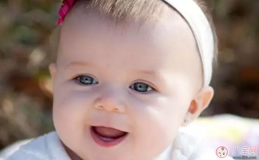 寶寶脖子上有濕疹可以擦爽身粉嗎 新生兒脖子濕疹如何護(hù)理