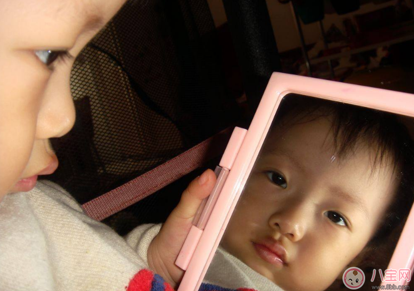 寶寶喜歡照鏡子好處多多 寶寶喜歡鏡子原因揭曉 寶寶喜歡照鏡子好處多多 寶寶喜歡鏡子原因揭曉