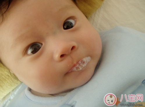 陳冠希瘋狂曬娃可愛寶寶萌翻 孩子吐泡泡是正常的嗎 陳冠希瘋狂曬娃可愛寶寶萌翻 孩子吐泡泡是正常的嗎