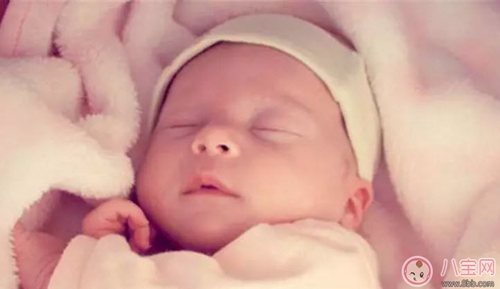 新生兒頭軟軟的正常嗎 新生兒頭上的軟包是什么