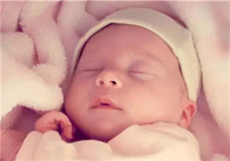 新生兒頭軟軟的正常嗎 新生兒頭上的軟包是什么