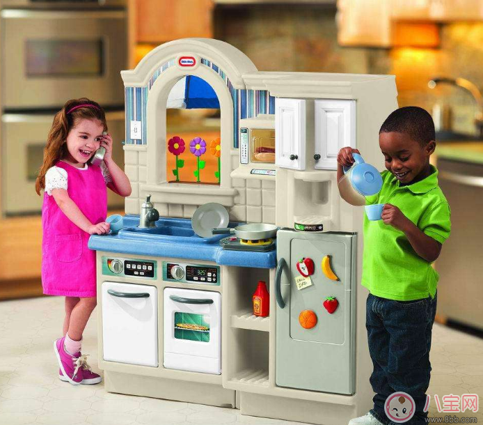 廚房?jī)?nèi)在危險(xiǎn)有很多 這些地方要讓寶寶避開