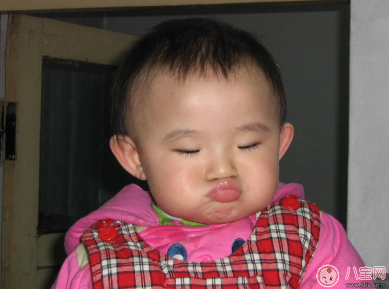 寶寶愛生氣爸爸媽媽怎么應(yīng)對自如 寶寶生氣解決方法