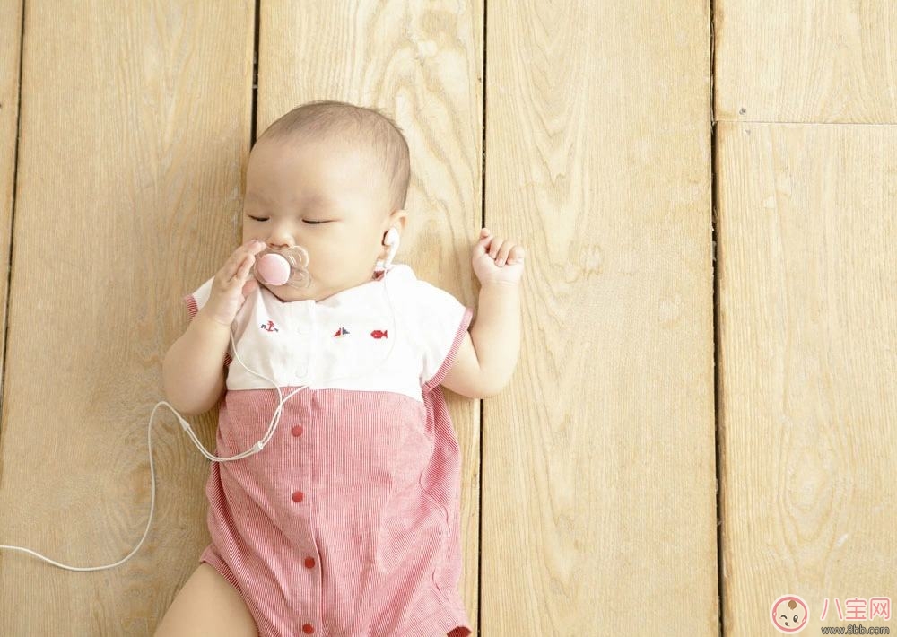 嬰兒聽(tīng)音樂(lè)  幫助成長(zhǎng)和發(fā)育