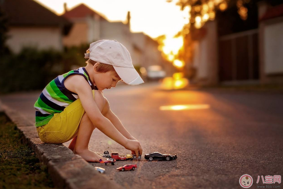 家里的墻都是孩子的畫板 原因是因為探索欲 家里的墻都是孩子的畫板 原因是因為探索欲