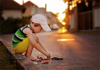 家里的墻都是孩子的畫板 原因是因為探索欲