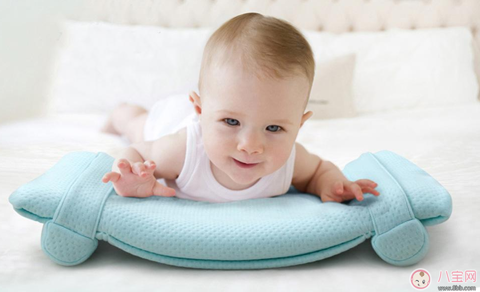 寶寶睡枕頭多大好 什么時候給寶寶睡枕頭好