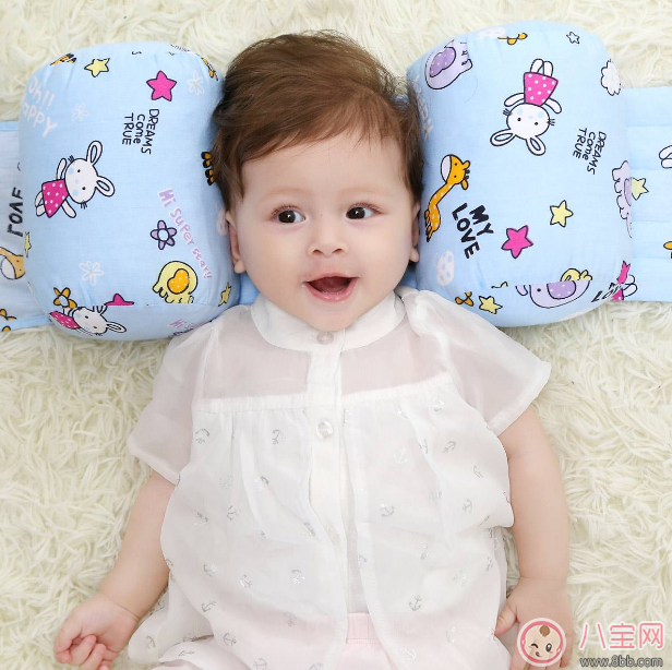 寶寶睡枕頭多大好 什么時候給寶寶睡枕頭好