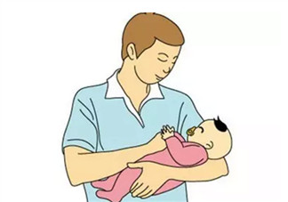 怎樣豎抱寶寶 新生兒寶寶豎抱的正確姿勢(shì)圖解