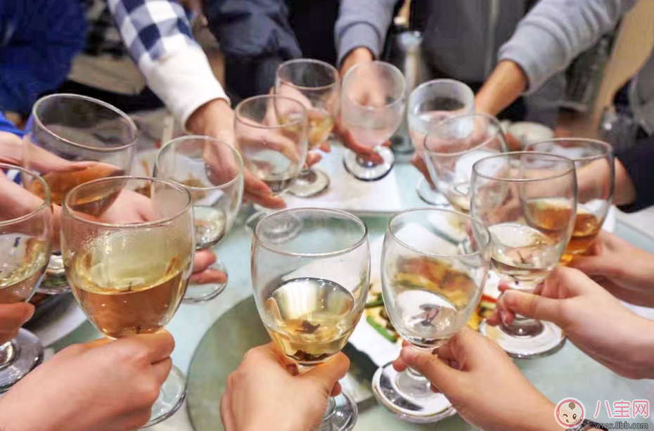 孩子被慫恿喝下半杯白酒進重癥監(jiān)護室 孩子為什么不能喝白酒