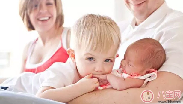 寶寶睡覺晝夜顛倒怎樣調整 寶寶晝夜顛倒睡覺怎么辦