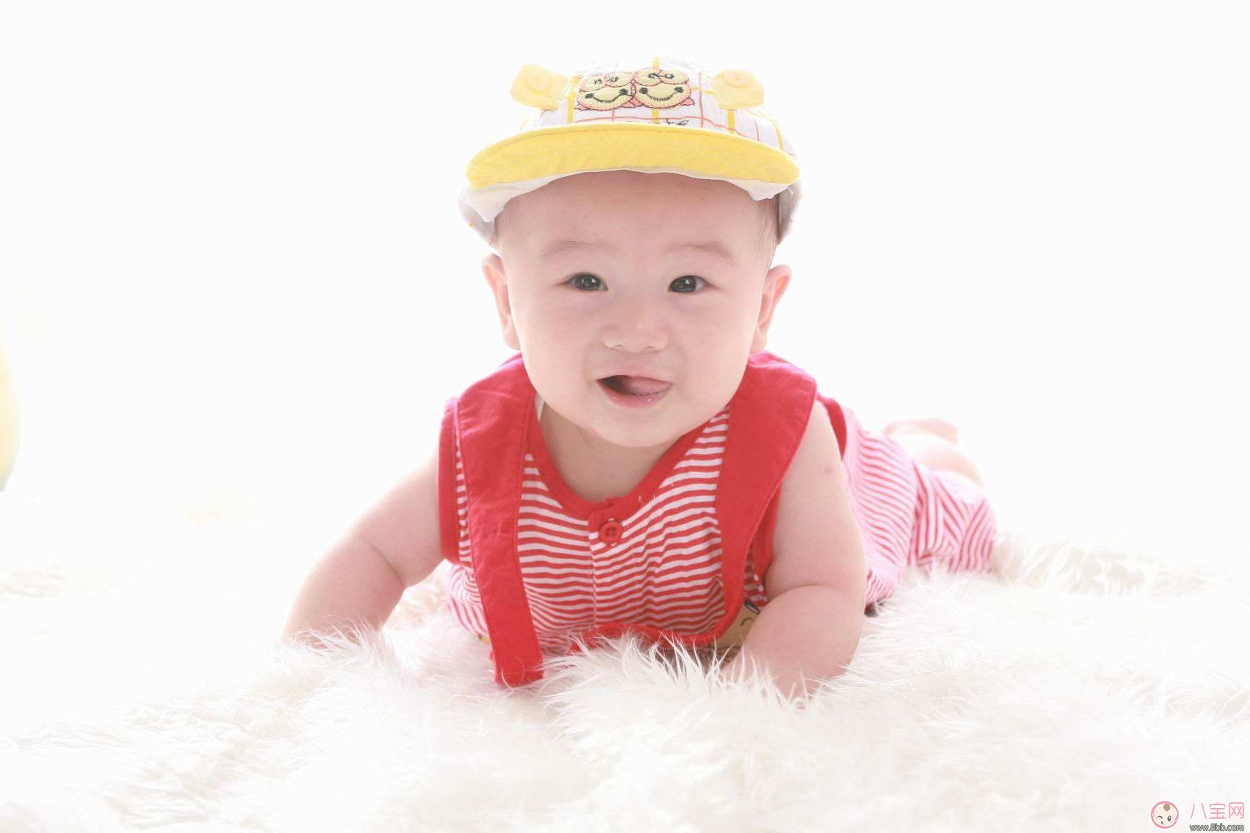 陳冠希榮升女兒奴 如何協(xié)助寶寶翻身