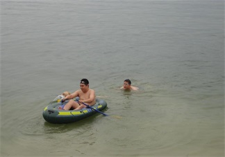 千萬(wàn)不要帶孩子游野泳 孩子游野泳隱患多