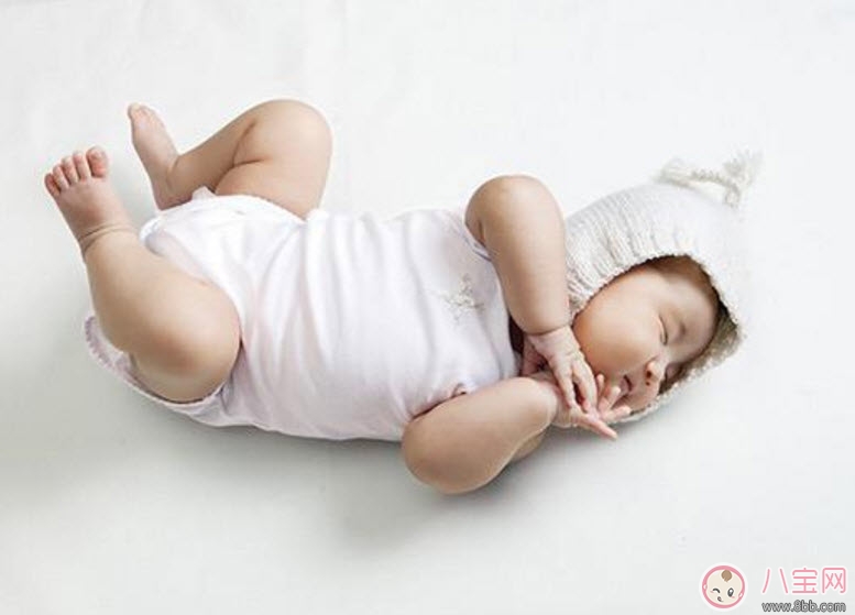 寶寶老是蹬腿怎么回事 新生兒為什么喜歡老蹬腿 寶寶老是蹬腿怎么回事 新生兒為什么喜歡老蹬腿