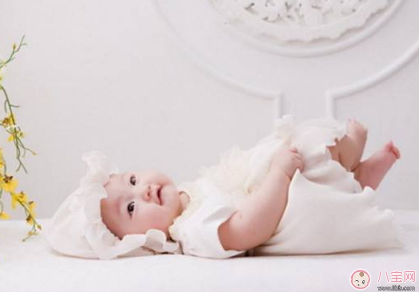 寶寶老是蹬腿怎么回事 新生兒為什么喜歡老蹬腿 寶寶老是蹬腿怎么回事 新生兒為什么喜歡老蹬腿