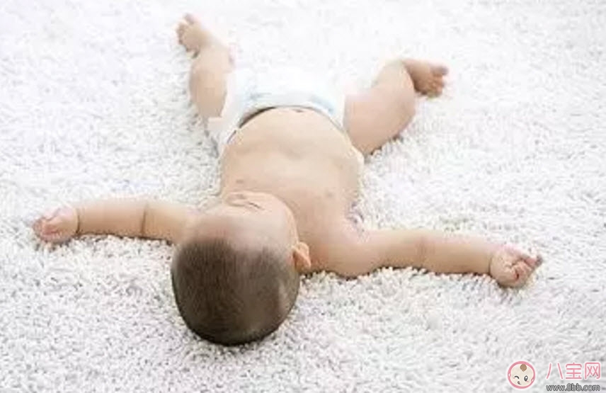 寶寶老是蹬腿怎么回事 新生兒為什么喜歡老蹬腿 寶寶老是蹬腿怎么回事 新生兒為什么喜歡老蹬腿