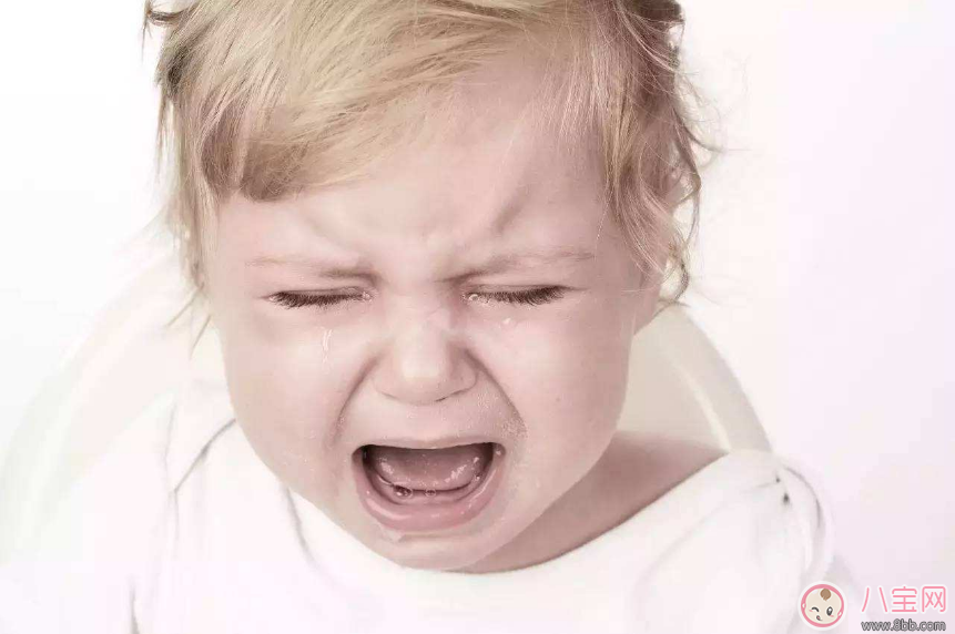 嬰兒晚上愛哭鬧是因?yàn)槭裁?寶寶半夜哭怎么安撫