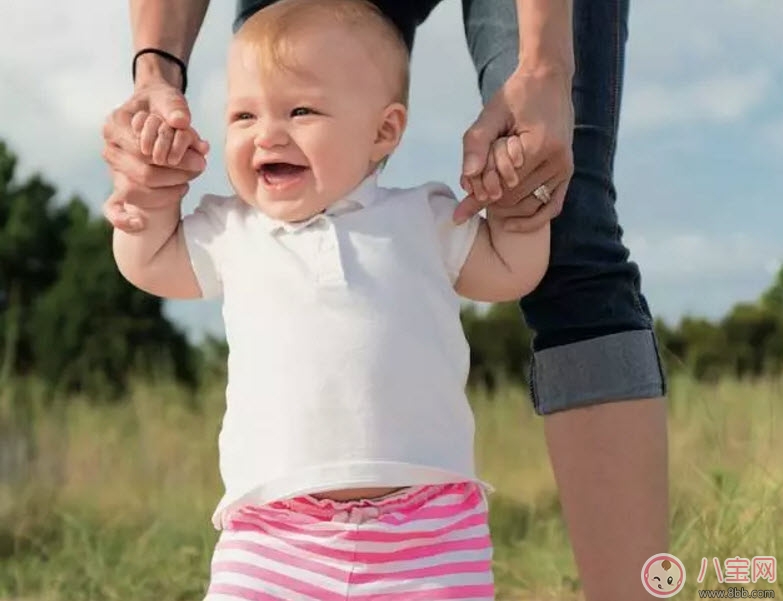 寶寶學(xué)走路的三個(gè)階段 寶寶走路穿什么樣的鞋和褲子