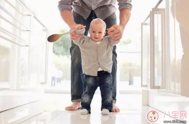 寶寶學(xué)走路的三個(gè)階段 寶寶走路穿什么樣的鞋和褲子