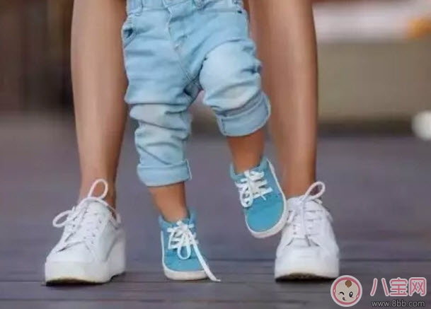 寶寶學(xué)走路的三個(gè)階段 寶寶走路穿什么樣的鞋和褲子