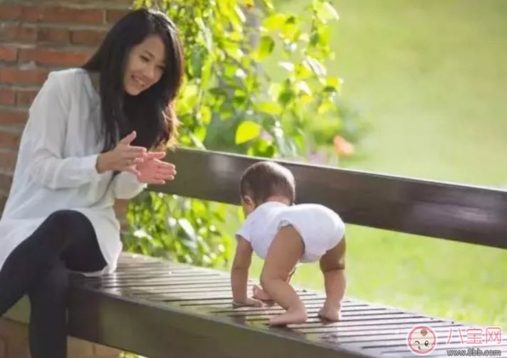 寶寶學(xué)走路的三個(gè)階段 寶寶走路穿什么樣的鞋和褲子