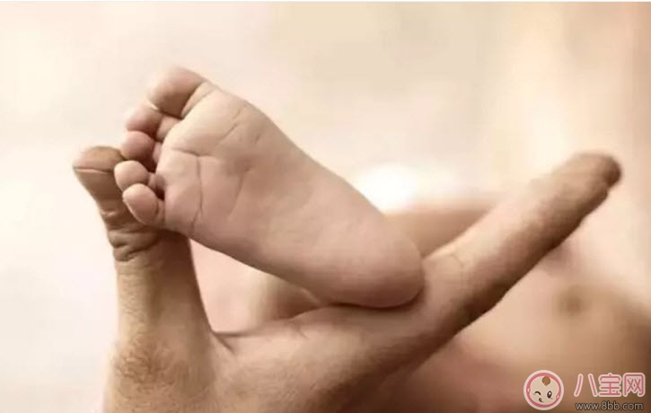 寶寶學(xué)走路的三個(gè)階段 寶寶走路穿什么樣的鞋和褲子