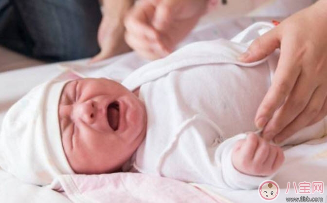 寶寶掉床后應(yīng)該注意什么 孩子掉床了怎么辦(不能馬上抱寶寶)