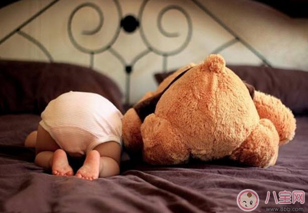 寶寶掉床后應(yīng)該注意什么 孩子掉床了怎么辦(不能馬上抱寶寶)