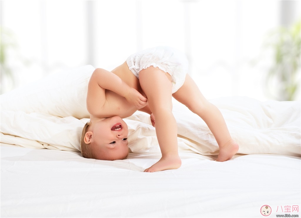 寶寶睡在床上的位置 如何保證寶寶安全