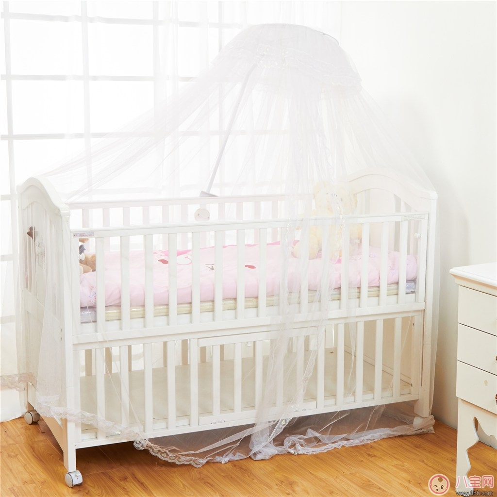 寶寶睡在床上的位置 如何保證寶寶安全