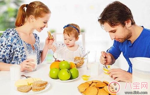 如何引導(dǎo)寶寶吃飯 教寶寶吃飯有妙招