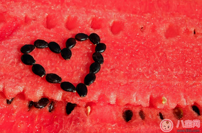 寶寶夏天吃西瓜要注意什么 0-1歲寶寶吃西瓜注意事項(xiàng)