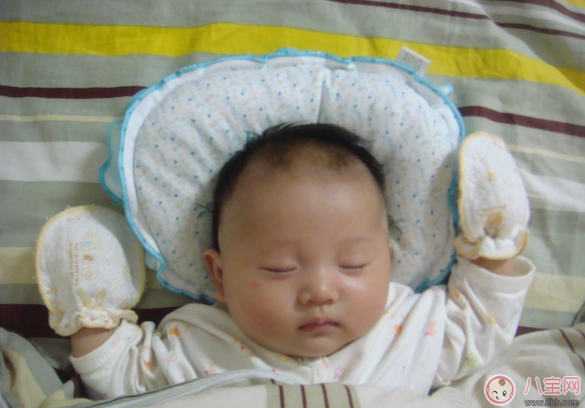 新生兒要用母乳洗臉嗎 如何護(hù)理新生兒的臉部肌膚